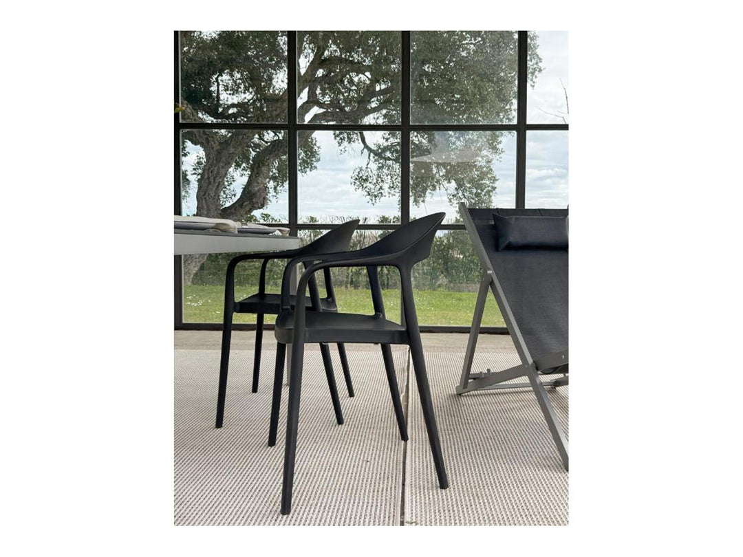 Stol i plast med armlæn | Duna | Balliu